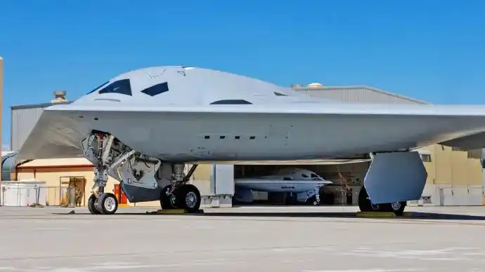 美国空军B-21“突袭者”隐身轰炸机